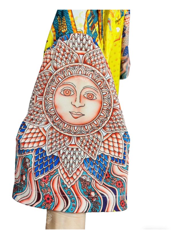 &Aacute;o sơ mi in họa tiết thần mặt trời v&agrave; đồng hồ mặt trời sống động | &Aacute;o ngắn kiểu Baroque m&agrave;u v&agrave;ng sang trọng