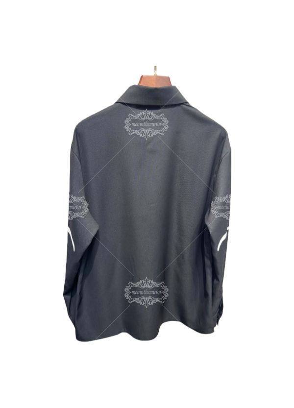 &Aacute;o sơ mi c&oacute; biểu tượng chữ AMIRI m&agrave;u đen | V&ograve;ng cổ giải tr&iacute;