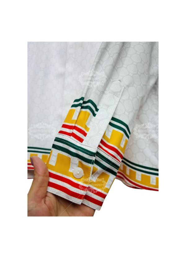 &Aacute;o thun d&acirc;y chuyền h&igrave;nh học v&agrave;ng đen | Ph&ograve;ng trưng b&agrave;y sang trọng