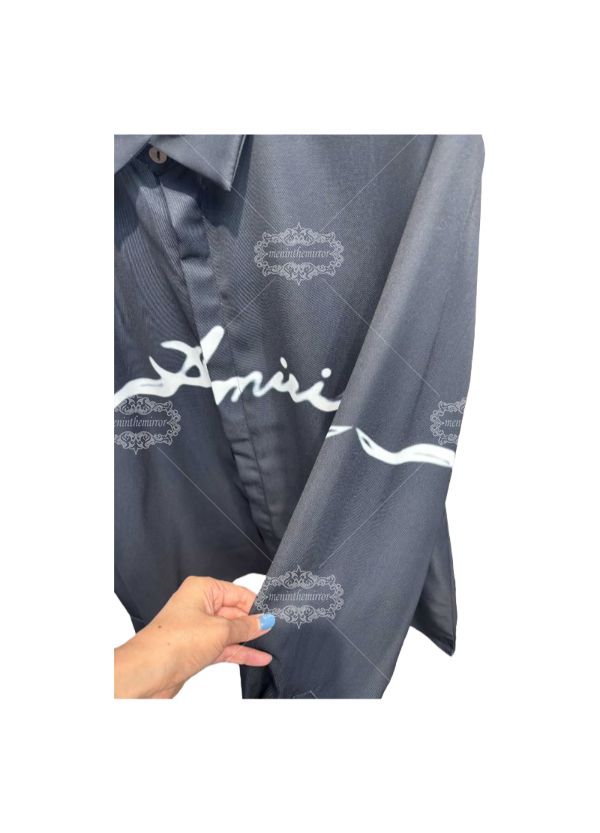 &Aacute;o sơ mi c&oacute; biểu tượng chữ AMIRI m&agrave;u đen | V&ograve;ng cổ giải tr&iacute;