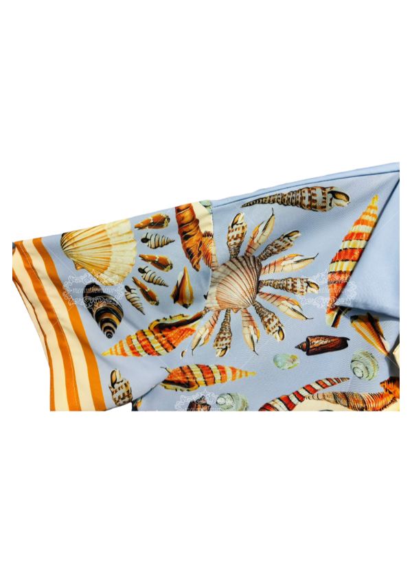 &Aacute;o sơ mi in h&igrave;nh vỏ s&ograve; biển m&agrave;u xanh nhạt | Khu nghỉ dưỡng ngắn cổ điển