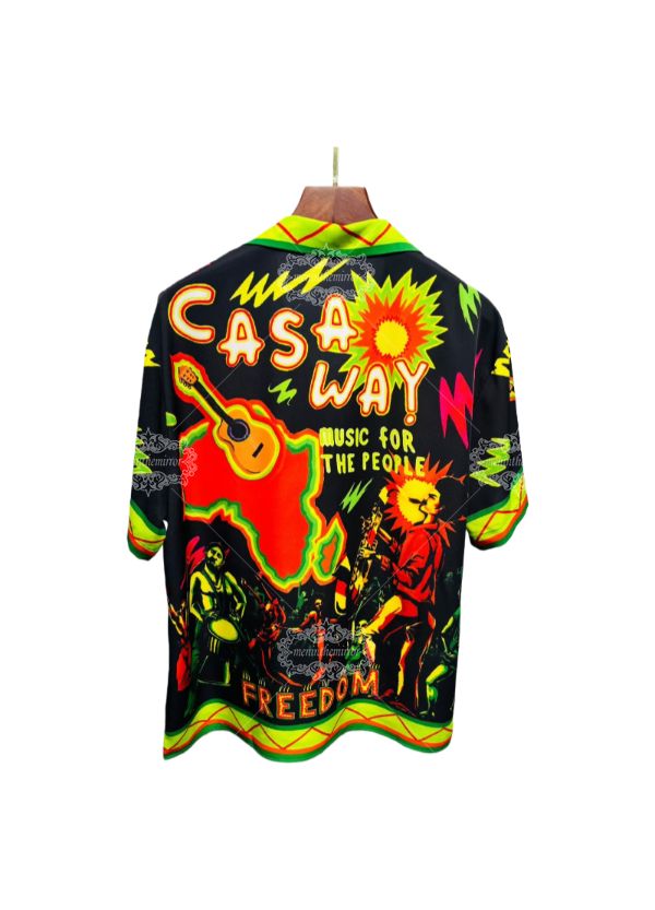 &Aacute;o thun kiểu Baroque h&igrave;nh học m&agrave;u v&agrave;ng đen | Ph&ograve;ng trưng b&agrave;y sang trọng