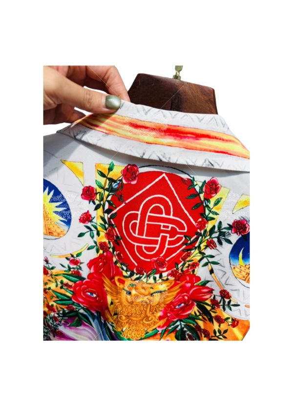 &Aacute;o thun Luxe Crest tự nhi&ecirc;n m&agrave;u trắng xanh | Ph&ograve;ng trưng b&agrave;y sang trọng