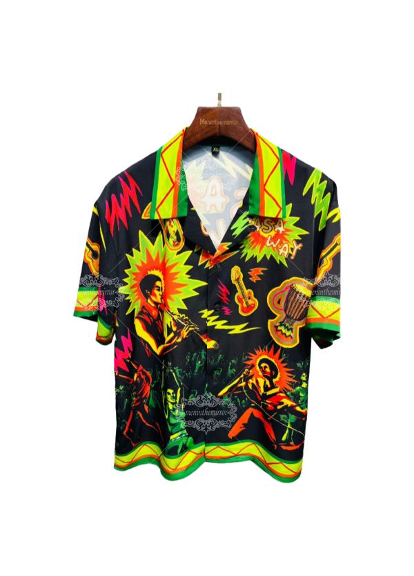 &Aacute;o thun kiểu Baroque h&igrave;nh học m&agrave;u v&agrave;ng đen | Ph&ograve;ng trưng b&agrave;y sang trọng