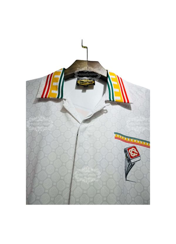 &Aacute;o thun d&acirc;y chuyền h&igrave;nh học v&agrave;ng đen | Ph&ograve;ng trưng b&agrave;y sang trọng