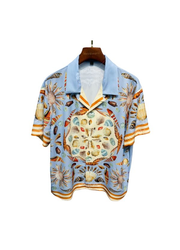 &Aacute;o sơ mi in h&igrave;nh vỏ s&ograve; biển m&agrave;u xanh nhạt | Khu nghỉ dưỡng ngắn cổ điển