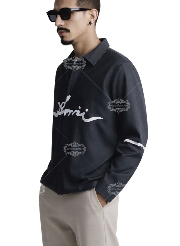 &Aacute;o sơ mi c&oacute; biểu tượng chữ AMIRI m&agrave;u đen | V&ograve;ng cổ giải tr&iacute;