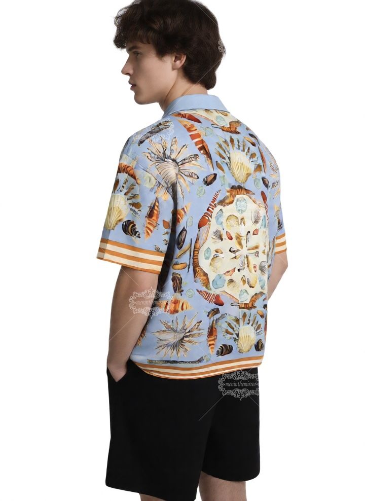 &Aacute;o sơ mi in h&igrave;nh vỏ s&ograve; biển m&agrave;u xanh nhạt | Khu nghỉ dưỡng ngắn cổ điển